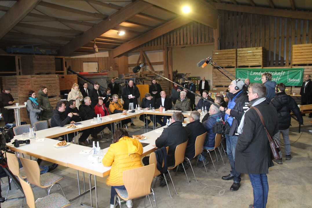 Die Diskussion zwischen Ministerpr�sident und Landwirten fand bei eisigen Au�entemperaturen in der beheizten Gem�sehalle des Biohofs statt.