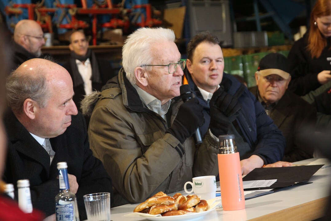 Der Ministerpr�sident sagt, dass alle nach B�rokratieabbau rufen, aber jeder Einzelne auch etwas dazu beitragen kann.