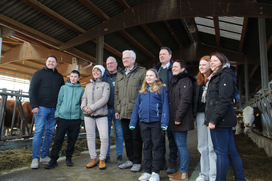 Fototermin im Freiluftstall mit Betriebsleitern und Kindern. Links neben dem Ministerpr�sidenten steht Gerhard Schmid, der mit seinem Nachnamen ebenfalls f�r die Betriebsgemeinschaft steht.