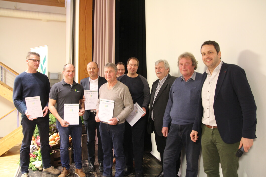 Die anwesenden Ortsobmnner mit Stefan Kerner (r.).