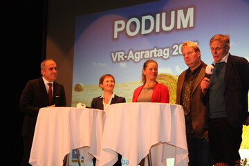 Wege und Methoden, um Burn-out oder andere psychischen Erkrankungen zu verhindern, diskutierten beim VR-Agrartag v. l.: Moderator Oliver Knab, die Expertinnen Helma Ostermayer, Maike Aselmeier, Landwirt Michael Pelkum und LBV-Vizepräsident Gerhard Glaser.