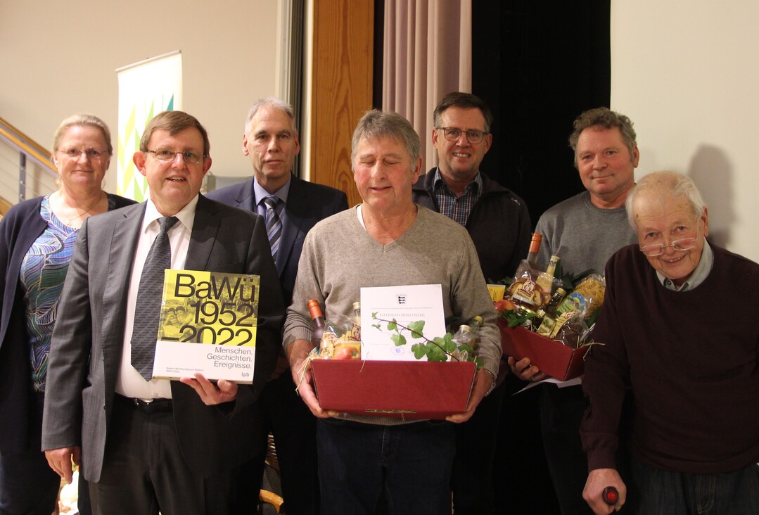 Die anwesenden Berichterstatter mit Luise Pachaly (l.) und Wolfgang Bechtle (2.v.l.) vom Landratsamt Ludwigsburg sowie Dr. Ulrich Dura (3.v.l.) vom Regierungsprsidium Stuttgart.
