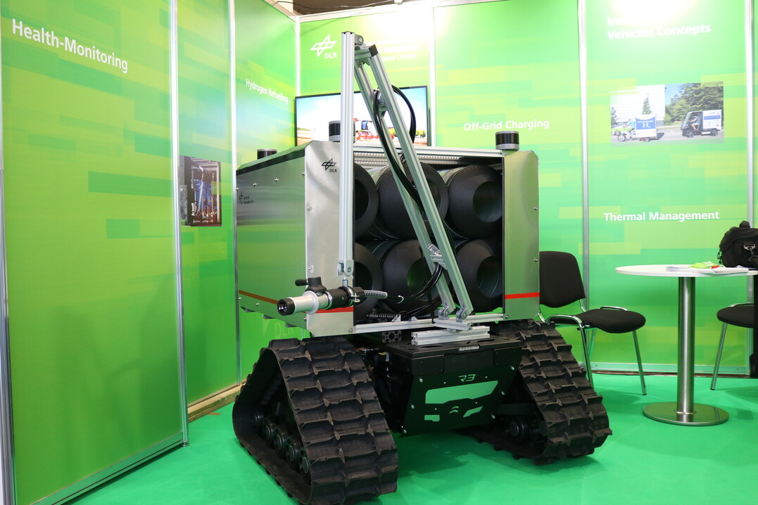 Erster Betankungsroboter: Einen autonomen Betankungsroboter fr Wasserstoff prsentierte das Deutsche Zentrum fr Luft- und Raumfahrt (DLR) in Zusammenarbeit mit der Firma Deutz-Fahr.