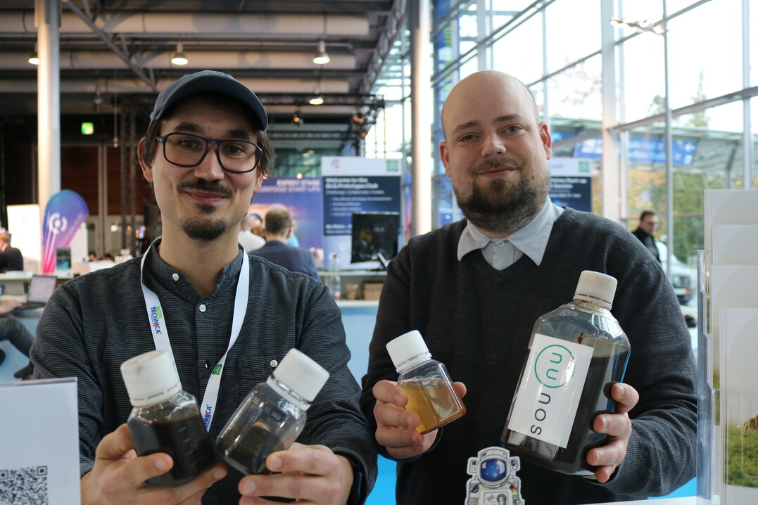 Die Forscher Holger Sommerlad (l.) und Fabian Mierbach von der Firma Nunos, einem Grndungsvorhaben aus dem Deutschen Zentrum fr Luft- und Raumfahrt (DLR), entwickelten ein Verfahren zur biologischen Glleaufbereitung.