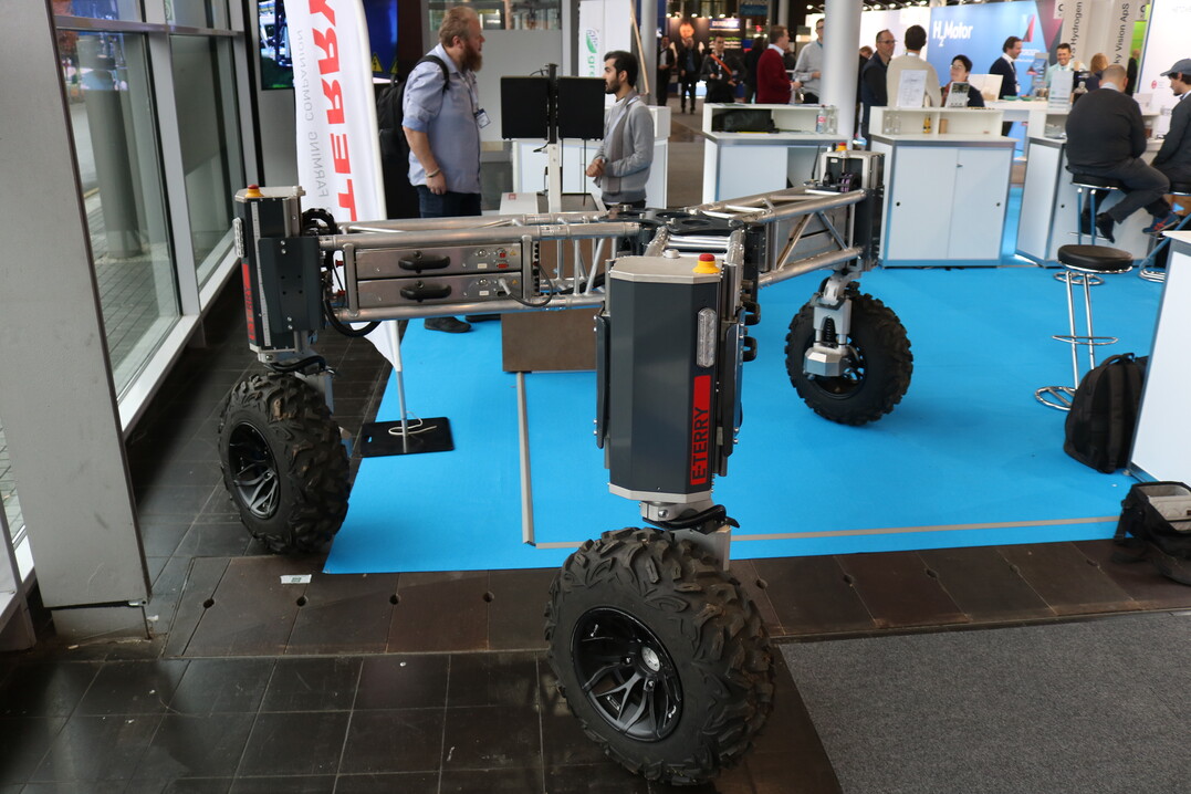Neue Generation Roboter: Zweimal hinschauen mssen Besucher beim autonomen Service-Roboter von E-Terry.