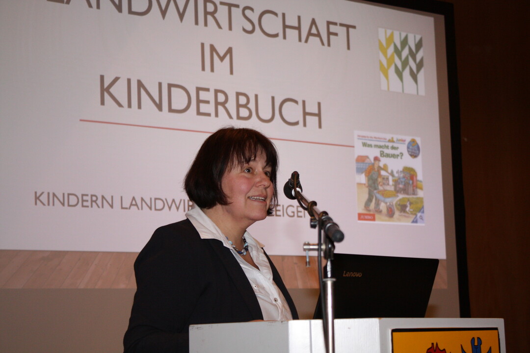 Andrea Bleher stellt die Aktion Landwirtschaftliche Kinderbcher vor.