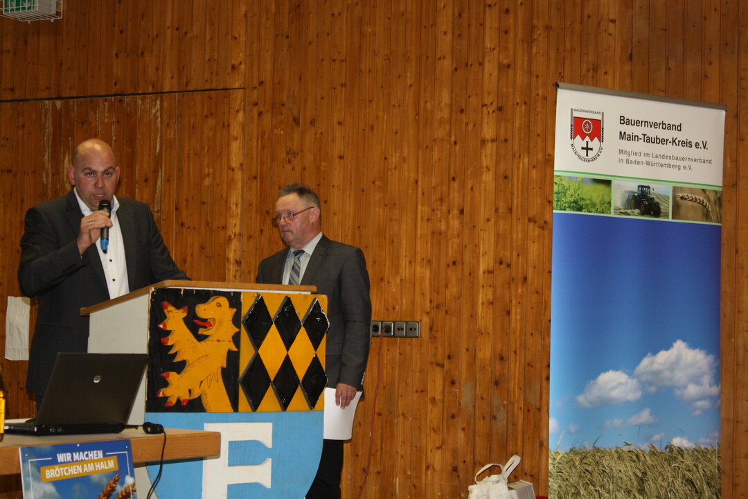 Martin Geiendrfer (l.) teilte den Delegierten mit, dass der Kreisbauernverband das Jahr 2017 nach langer Zeit wieder mit einem Gewinn abgeschlossen hat. Rechts Vorsitzender Alois Fahrmeier.