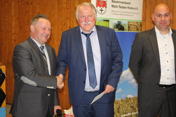 Offener Brief am Minister Hauk, in dem die Schweinehalter einen Aufschub des Verbots der betubungslosen Ferkelkastration fordern. Vorsitzender Alois Fahrmeier (l.) bergibt zusammen mit Geschftsfhrer Martin Geiendrfer (r.) die Ministerpost an Joachim Hauck.