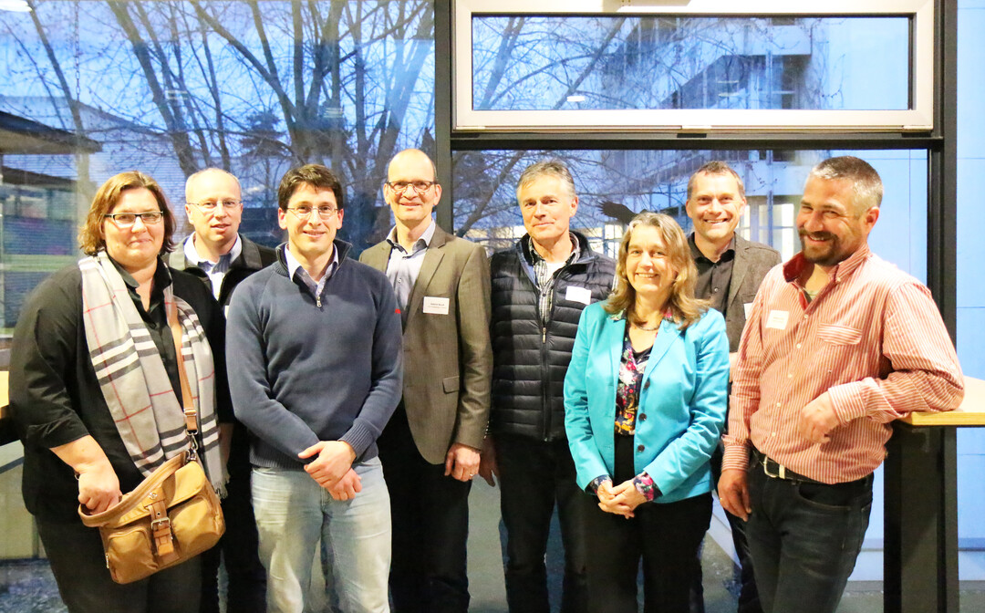Referentinnen und Referenten bei der Abschlussveranstaltung des NABU-Projekts "Biodiversitt fr Biogasanlagen" (v.l.n.r.): Kerstin Stolzenburg (LTZ Augustenberg),Jrg Messner (LAZBW Aulendorf), Moritz von Cossel (Universitt Hohenheim), Gabriel Baum (LEL Schwbisch Gmnd), Gebhard Pfender (AG Wildpflanzen-Biogas Kilegg), Prof. Dr. Iris Lewandowski (Universitt Hohenheim), Jochen Goedecke (NABU Baden-Wrttemberg) und Landwirt Markus Frick. 