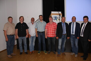 Geschftsfhrer Uwe Schttle (r.) mit den bei den Wahlen einstimmig besttigten Aufsichtsratsmitgliedern der BAG-Franken v. l. Klemens Walter, Manfred Lser, Eberhard Scheuerle, Rudolf Schnit, Bernd Lauer, dem Vorsitzenden Martin Schwarz und den wiedergewhlten Vorstandsvorsitzenden Ralf Krmer.