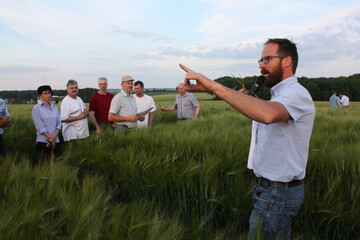 Die für die Region passende Pflanzenschutzmaßnahme stellt Bayer-Berater Glück hier in der Wintergerste vor