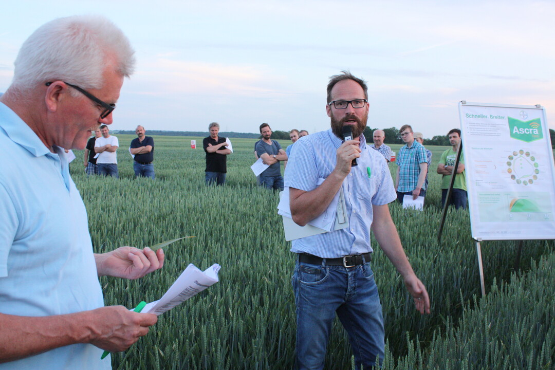Aufmerksame Zuhrer und Beobachter findet Berater Rudi Glck (2. v. l.) beim Feldtag in Bronn.