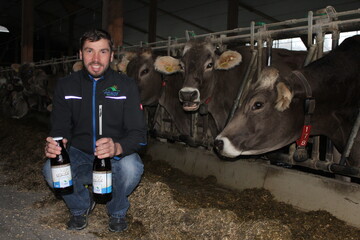 Der Allgu Hof Mller liegt bei Bad Wurzach-Starkenhofen im Wrttembergischen Allgu freistehend auf einem Hgel. Betriebsleiter Michael Mller setzt mit seinen Braunviehkhen auf A2-Milch.

