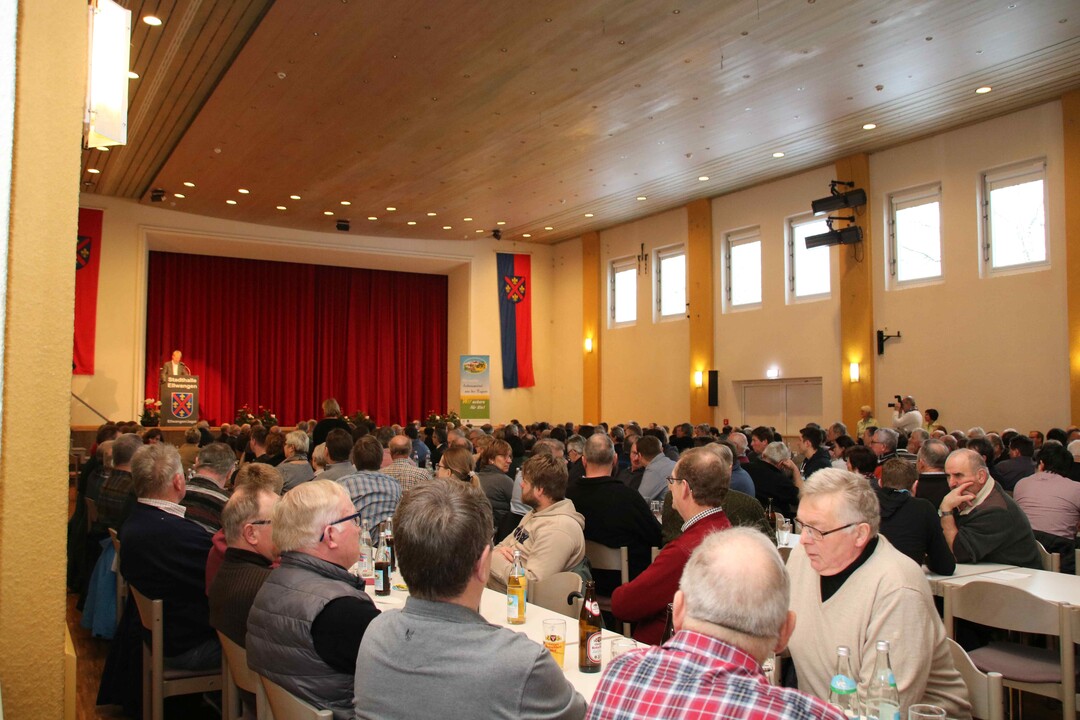 Doe Stadthalle in Ellwangen war bis auf den letzten Platz besetzt. So wurden im Foyer noch weitere Pltze zur Verfgung gestellt und die Reden bertragen.
