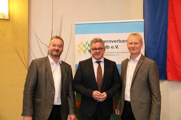 Auf dem Kalten Markt in Ellwangen konnten Johannes Strau (l.) Geschftsfhrer des Bauernverbandes Ostalb und dessen Vorsitzender Hubert Kucher (r.) den Minister der Justiz und fr Europa, Guido Wolf, begren, der die kurzfristig erkrankte Dr. Nicole Hoffmeister-Kraut, Ministerin fr Wirtschaft, Arbeit und Wohnungsbau, vertreten hat.