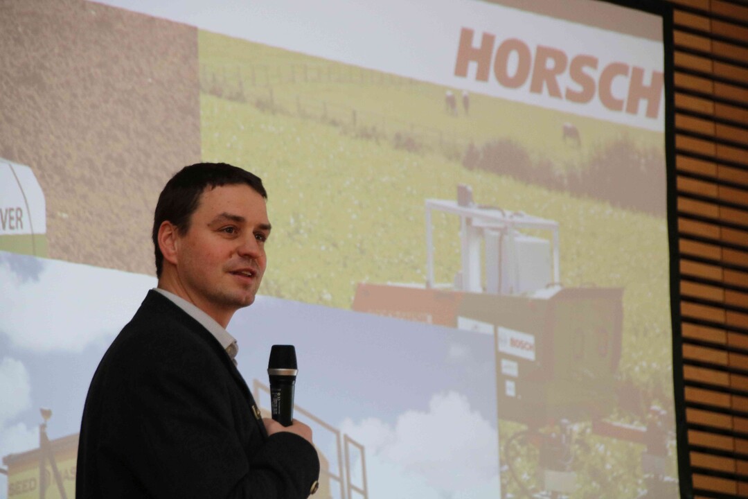 Josef Stangl, Marketingspezialist bei Horsch, referierte auf dem Kreisbauerntag zum Thema "Landwirtschaft in der Öffentlichkeit". Er zeigte dabei neue Denkansätze auf.