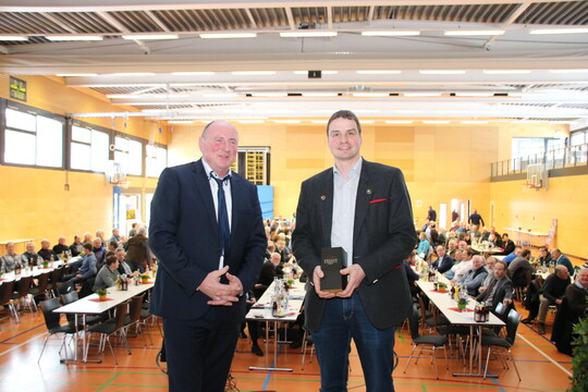 Kreisvorsitzender Ernst Buck mit Josef Stangl (Marketingspezialist beim Landtechnikhersteller Horsch), der zum Thema "Landwirtschaft in der �ffentlichkeit" referierte. Der Saal war gut gef�llt.