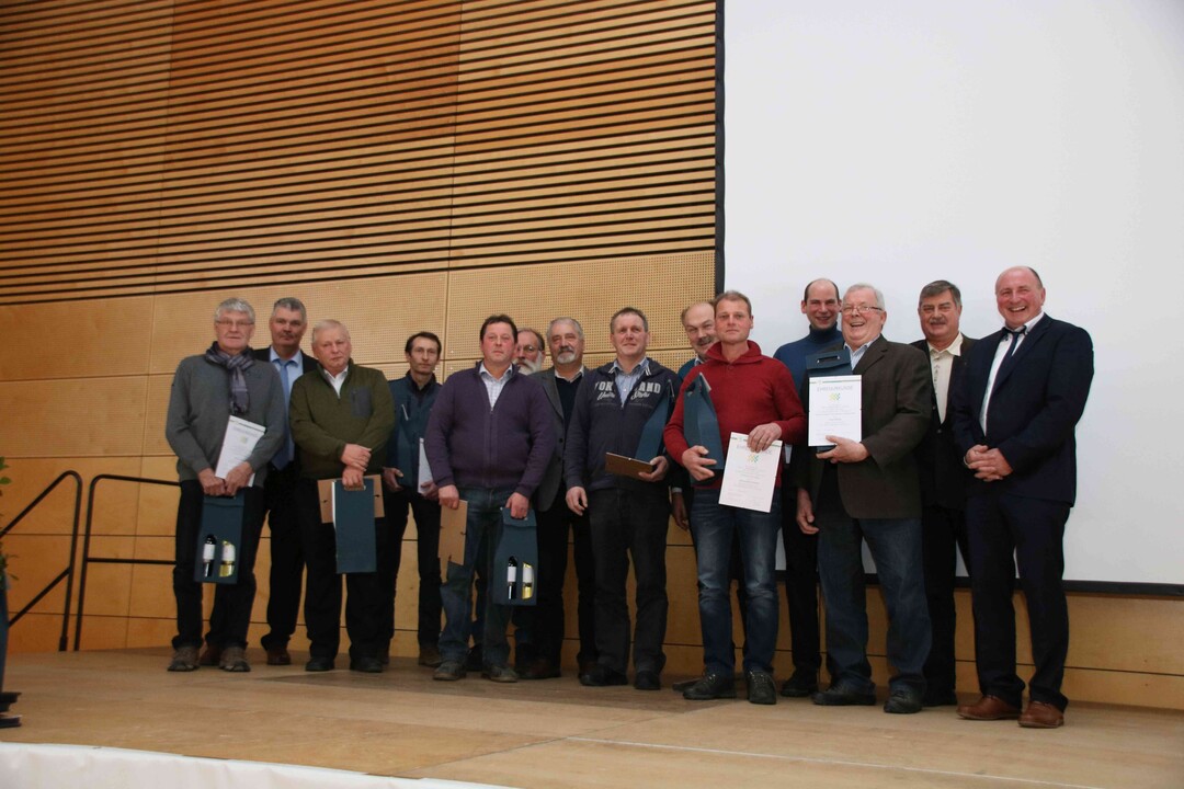 Auf dem Bauerntag des Kreisbauernverbands Ulm-Ehingen konnten der Vorsitzende Ernst Buck (r.) und sein Stellvertreter Hanns Roggenkamp (2. v. l.) zahlreiche Ortsobmänner für ihr jahrelanges Engagement für den Berufsstand auszeichnen. Für 20 Jahre wurden geehrt: Thomas Steeb (Blaubeuren-Seissen), Karlheinz Renz (Ulm-Eggingen) und Manfred Erthle (Ulm-Eggingen). Für 25 Jahre im Amt wurden ausgezeichnet: Paul Braig (Allmendingen-Pfraunstetten-Niederhofen), Hubert Kurfeß (Blaustein), Martin Sauter (Blaustein-Arnegg), Georg Schmutz jun. (Dornstadt), Karl Schenzle (Ehingen-Altstreußlingen-Briel), Johannes Huber (Ehingen-Dächingen), Roland Braig (Ehingen-Kirchbierlingen), Josef Göggler jun. (Ehingen-Rißtissen), Karl Göggelmann (Ulm-Einsingen), Anton Burgmaier (Hausen am Bussen) sowie Konrad Buntz (Lonsee-Halzhausen). Auf 30 aktive Jahre als Ortsobmann können zurückblicken: Gerhard Bohnacker (Blaubeuren-Asch), Hans Gräter (Ehingen-Gamerschwang), Wilhelm Zimmermann (Griesingen), Josef Häußler jun. (Illerkirchberg-Unterkirchberg), Reinhold Dreher (Rechtenstein), Heinrich Kilian (Amstetten-Stubersheim) und Gerhard Honold (Berghülen-Treffensbuch). Als Dank für die geleistete Arbeit im Ehrenamt erhielten die Anwesenden eine Urkunde sowie ein Weinpräsent.