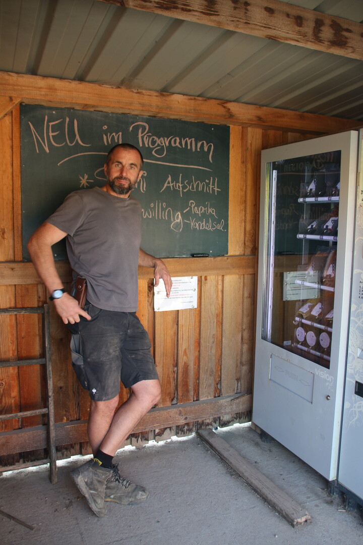 Wolf Ziebold ist stolz auf 
die Produkte aus seinen 
Schweinen. Der Verkaufsautomat ermglichte ihm den Einstieg 
in die Direktvermarktung.  