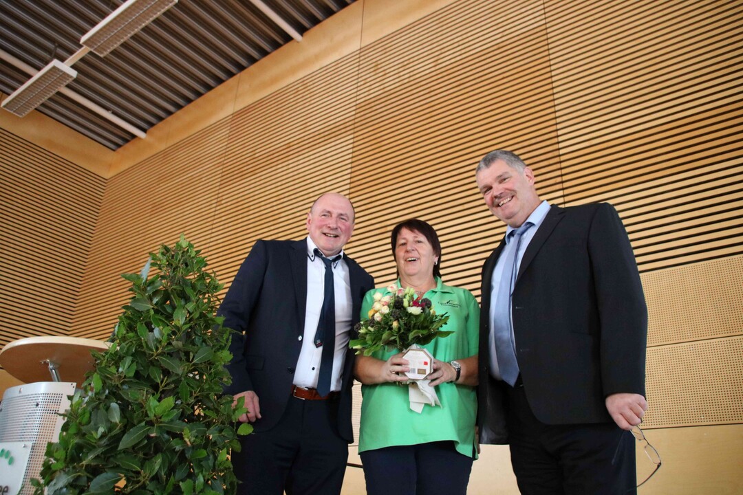 Stellvertretend für alle engagierten LandFrauen aus Lonsee-Ettenschieß erhielt die Vorsitzende einen Blumengruß zum Dank für die geleistete Arbeit.