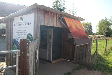 Die Htte mit dem Verkaufsautomaten steht direkt an der Strae. 