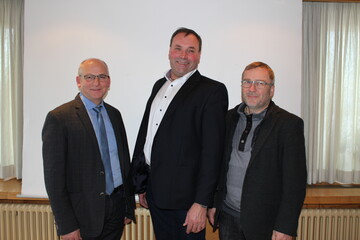 Aufsichtsratsvorsitzender Ewald Kostanzer (l.), Geschftsfhrer Erich Hrle und der stellvertretende Aufsichtsratvorsitzende Konrad Kling (r.) zogen ein positives Fazit aus der Gesellschafterversammlung am 16.Januar. Durch die Auseinandersetzung mit der Lactalis, sei die Gemeinschaft der Omira-Bauern noch mehr zusammengeschweit.