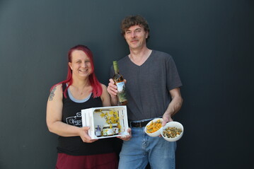 Stolz prsentieren Daniela Nowak
 und Stephan Weidtmann ihre 
veganen Produkte: Wonig und Met. Getrocknete Lwenzahn- 
und Ringelblumenblten gehren zu den Zutaten. 