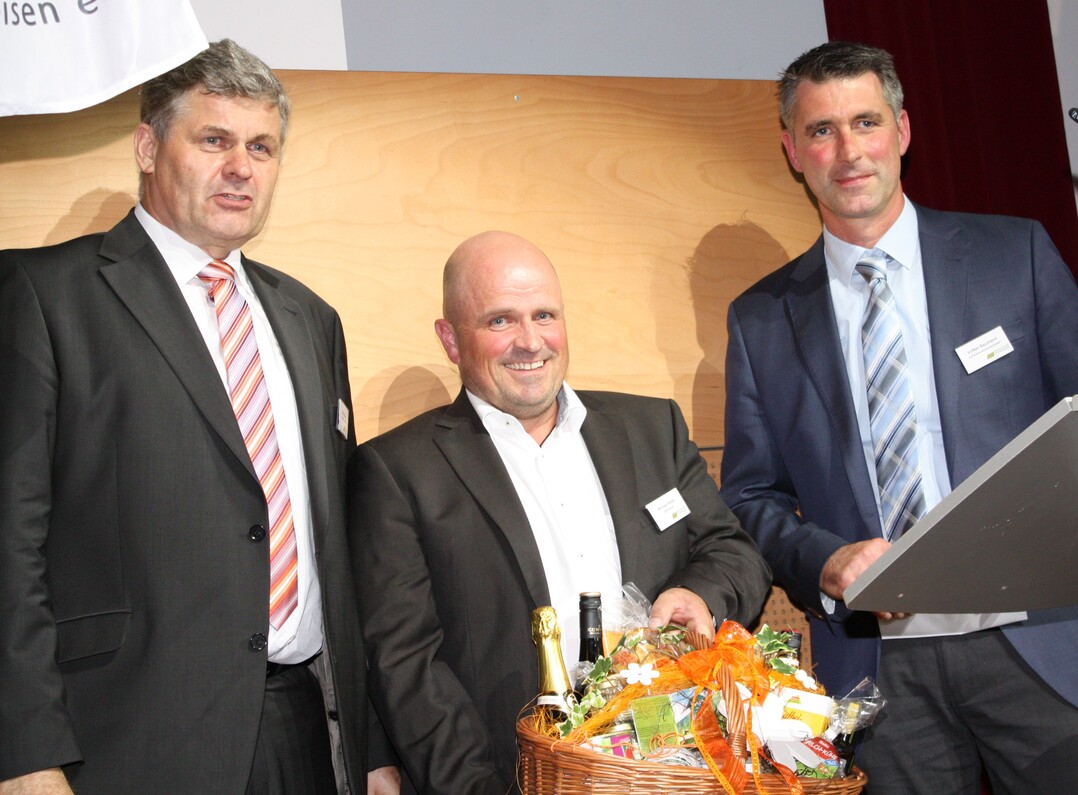 Fr seine 15-jhrige Ttigkeit im Aufsichtsrat der BAG Hohenlohe wurde Michael Reber vom Aufsichtsratsvorsitzenden Volker Baumann (r.) gewrdigt. Er berreichte ihm zusammen mit Ulrich Khnle (l.) einen Geschenkkorb und Blumenstrau.