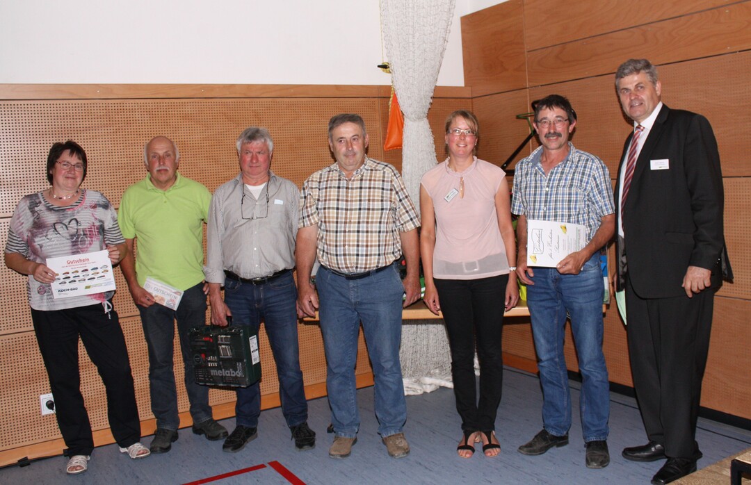 Die Gewinner der Jubilums-Preisverlosung unter den BAG-Mitgliedern anlsslich des 200. Geburtstages von Friedrich Wilhelm Raiffeisen, v. l: Elke Nothdurft aus Oberrot (4. Preis: Mietwagen zum Wochenendausflug), Helmut Schilling aus Sulzdorf (5. Preis: 50 Euro-EDi-Tankgutschein), Gerhard Wiedmann aus Nesselbach (3. Preis: Akku-Bohrschrauber), Otto Grter aus Gauchshausen (2. Preis: Rasenmher), Los-Fee Kathrin Schmied von der BAG und Hermann Bausch aus Wolpertsdorf (1. Preis: fnf Einheiten Saatmais) zusammen mit dem BAG-Vorstandsvorsitzenden Ulrich Khnle. 	