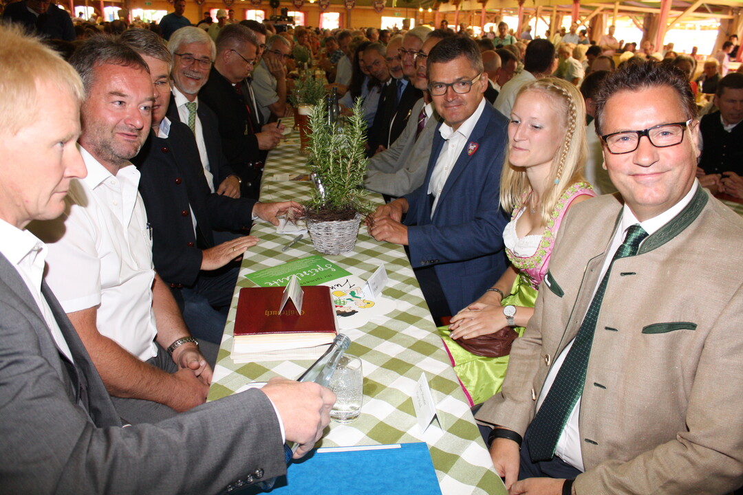 Agrarminister Peter Hauk (r.) am Tisch mit (v. l.) Bauernchef Hubert Kucher, Verbandsgesch�ftsf�hrer Johannes Strau�, dem Landtagsabgeordneten Winfried Mack, Landrat Klaus Pavel und dem Bundestagsabgeordneten Roderich Kiesewetter (3. v. r).