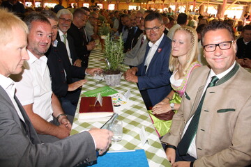 Agrarminister Peter Hauk (r.) am Tisch mit (v. l.) Bauernchef Hubert Kucher, Verbandsgeschftsfhrer Johannes Strau, dem Landtagsabgeordneten Winfried Mack, Landrat Klaus Pavel und dem Bundestagsabgeordneten Roderich Kiesewetter (3. v. r).