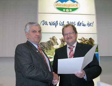 Fr seine 37-jhrige engagierte Ttigkeit fr die Milchwerke Schwaben eG wurde der scheidende stellvertretende Vorstandsvorsitzende Otto Herrmann aus Neu-Ulm (l.) von Verbandsoberprfer Albert Sugg mit der Silbernen hrennadel des Baden-Wrttembergischen Genossenschaftsverbands ausgezeichnet.