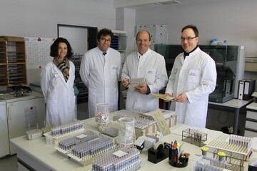 Blut- und Milchprobenuntersuchung auf Rinder-Herpesvirus (v. l.): Laborleiterin Dr. Karla Schneider, Brgermeister Matthias Burth, Martin Hahn, MdL und Amtsleiter Dr. Thomas Miller in der Probenannahme.