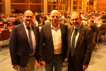 Delegiertenversammlung des Bauernverbandes Schwbisch Hall-Hohenlohe-Rems mit dem Grnen-Landtagsabgeordneten Martin Hahn (Mitte) und v. r. dem Verbandsvorsitzenden Klaus Mugele und Geschftsfhrer Helmut Bleher.	