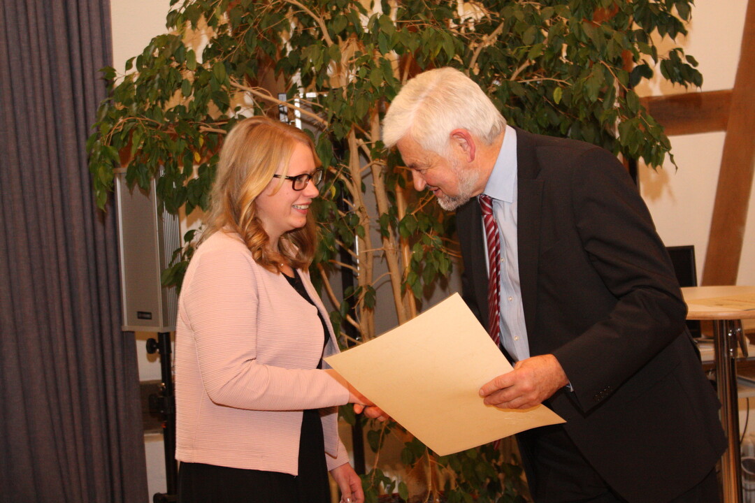 Der Regierungsprsident berreicht den Meisterbrief und gratuliert Katja Kndler zur bestandenen Prfung. 