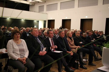 Neben den Ehrengsten sind zahlreiche Gste am Dreiknigstag in die Stadthalle nach Sigmaringen gekommen.