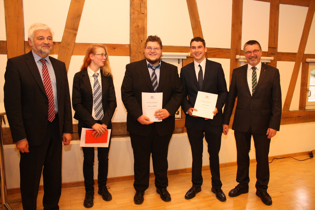 Urkunde und Buchpreis berreichte v. l. Regierungsprsident Wolfgang Reimer den Jahrgangsbesten Maria Magdalena Gruber, Falk Jungmann und Jan Conradt zusammen mit Dr. Kurt Mezger.