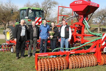 Preisbergabe an die glcklichen Gewinner des Weihnachtspreisausschreibens (v.l.): Firmenchef Hans Gttler, Hans Georg Hirning, Sohn Christoph, Tochter Sarah und Werksvertreter Andreas Hnscher.