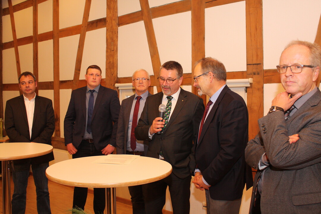 Talkrunde mit v. l. Wilfried Hfele, Geschftsfhrer des Evangelischen Bauernwerks Wrttemberg, Meisterabsolvent Axel Eberhardt, dem ehemaligen Backnanger Amtsleiter Georg Enssle, Moderator Dr. Kurt Mezger, Bauernverbandsvizeprsident Klaus Mugele und dem Kupferzeller Brgermeister Joachim Schaaf.