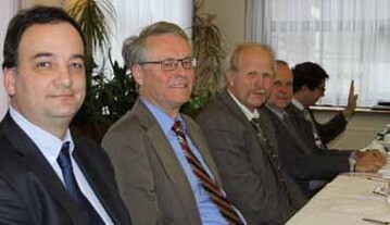 Wie schtzt man Schafe am besten vor Wlfen? Darber diskutierten auf der Versammlung des Landesschafzuchtverbandes Dr. Wilhelm Pflanz vom Stuttgarter MLR, Zuchtleiter Dr. Johann-Georg Wenzler, der LSV-Vorsitzende Alfons Gimber, sein Stellvertreter Dr. Hubertus Both und Dr. Andre Baumann vom NABU Baden-Wrttemberg.