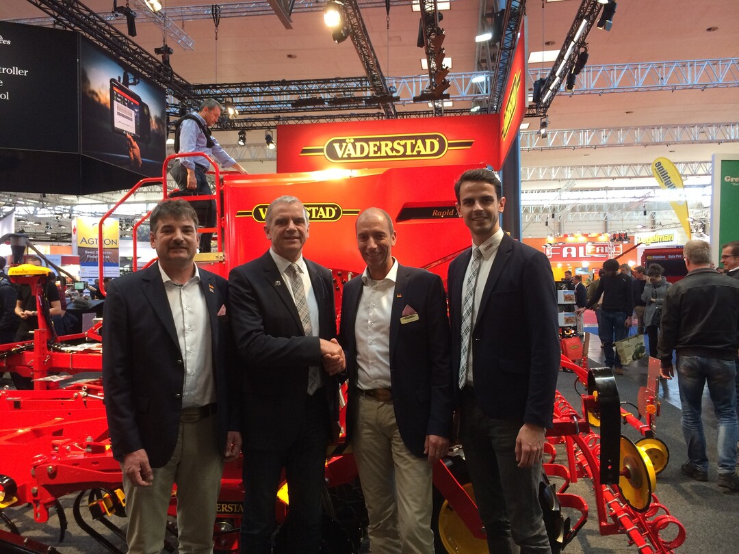 Von links: Wolfgang Flurer, Gebietsverkaufsleiter Vderstad, Seniorchef Karl Bach, Rasso Schatz, Verkaufsleiter Deutschland von Vderstad sowie Juniorchef Julian Bach.