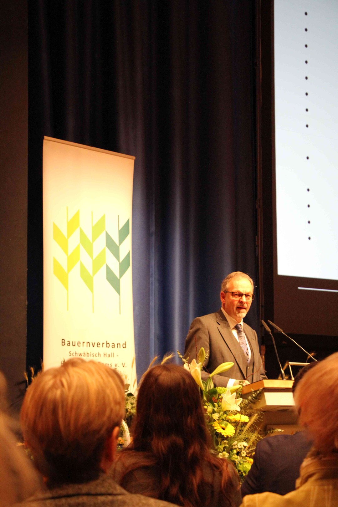Klaus Mugele tritt zum letzten Mal als Vorsitzender des Bauernverbands Schwbisch Hall-Hohenlohe-Rems vor die anwesenden Landwirte.
