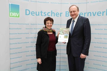 Die Prsidentin des Umweltbundesamtes, Maria Krautzberger, erhlt von DBV-Prsident Joachim Rukwied den Situationsbericht Boden des Bauernverbandes