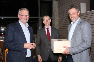 Bei Dr. Andreas Maier (r.) bedanken sich (v. l.) Alois Gerig und Albert Gramling mit einer Odenwlder Schlemmerkiste.
