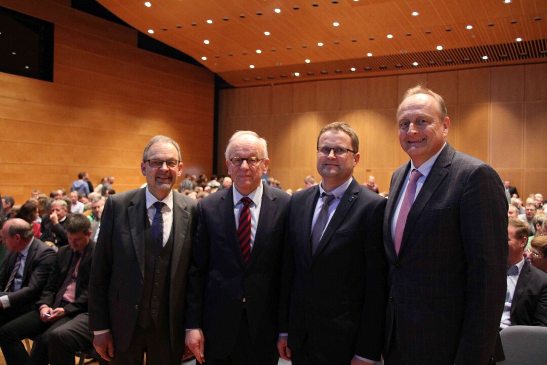 Der Bauernverband Schwbisch Hall-Hohenlohe-Rems geht mit vielen neuen Impulsen seinen Weg in die Zukunft. Dazu beigetragen haben beim Bauerntag in hringen (v. l.) Klaus Mugele, Hermann Onko Aeikens, Jrgen Maurer und Joachim 
Rukwied