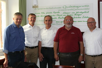 Engagement fr heimische Milch (v.l.): LBV-Vizeprsident und Biberacher Kreisvorsitzender Gerhard Glaser, von den Milchwerken Schwaben Geschftsfhrer Karl Laible und Vorstandsvorsitzender Anton Kberle, Gastwirt Manfred und Kreisgeschftsfhrer Niklas Kr