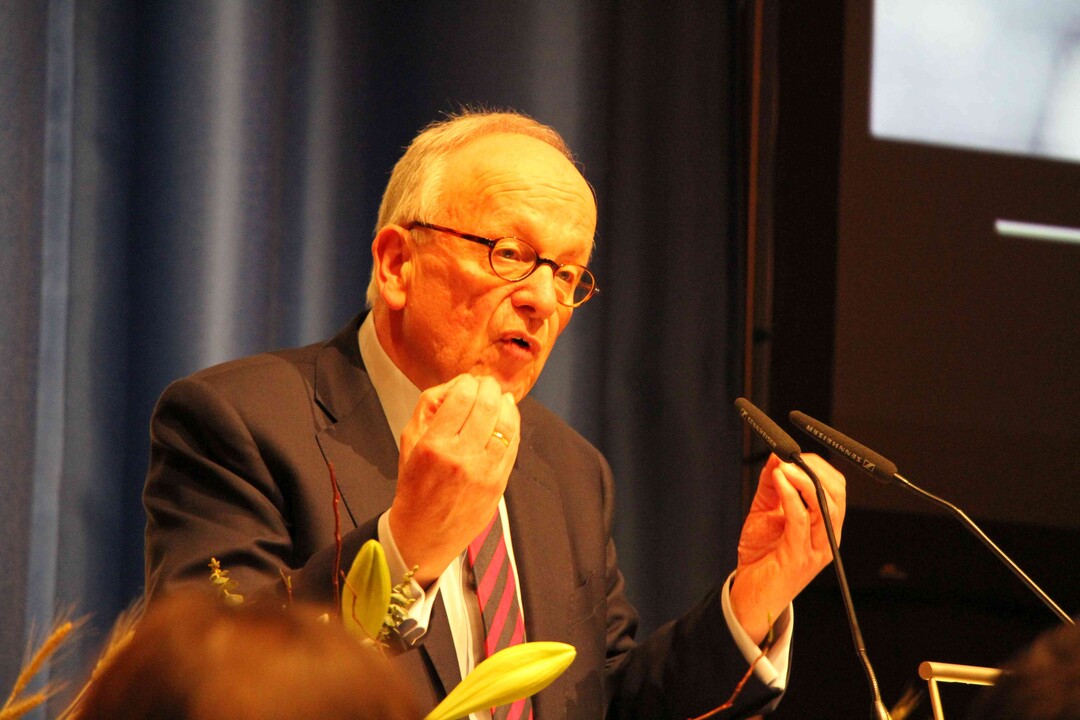 "Landwirtschaft mit Weitblick: Nachhaltigkeit strken, Zielkonflikte lsen - gesellschaftliche Akzeptant frdern", heit es in der Festansprache von Hermann Onko Aeikens.