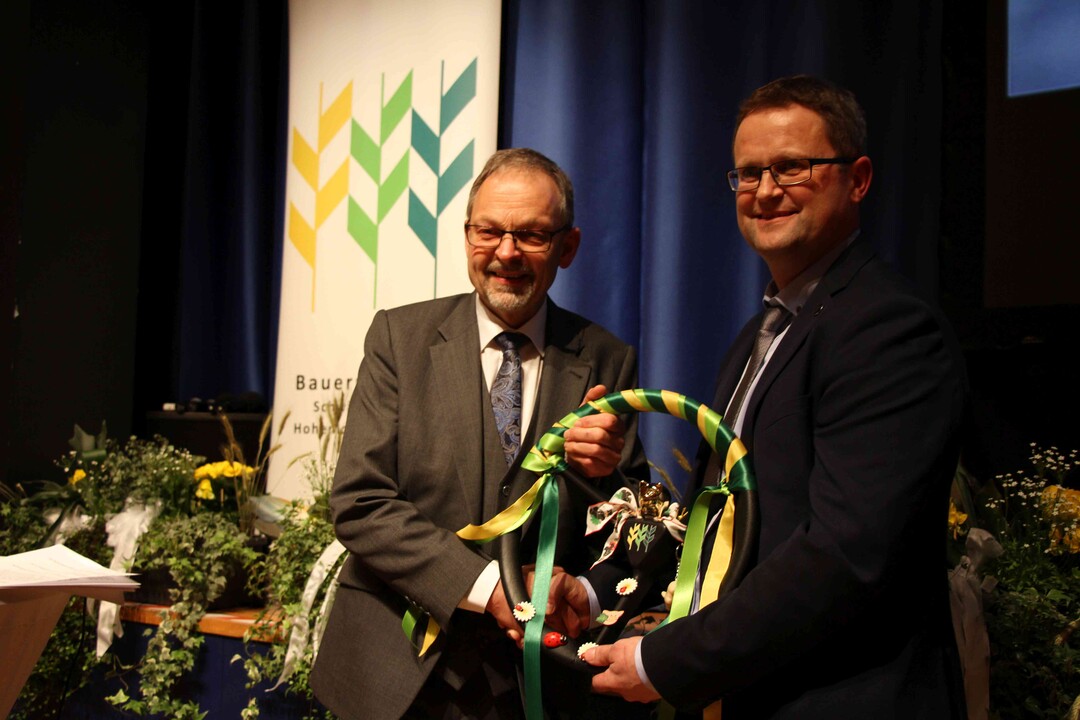 Keinen Staffelstab, sondern ein Schlepperlenkrad bergab Klaus Mugele (l.) an den neuen Vorsitzenden Jrgen Maurer, der knftig den Bauernverband Schwbisch Hall-Hohenlohe-Rems steuert. 