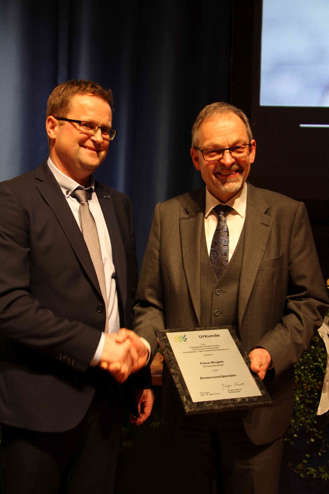 Klaus Mugele wird zum Ehrenvorsitzenden des Bauernverbands Schwbisch Hall-Hohenlohe-Rems ernannt. Er war 30 Jahre im Verband ehrenamtlich ttig.
