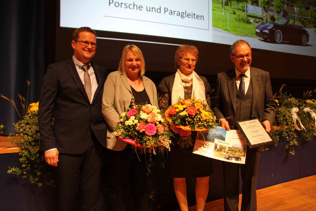 Jrgen und Tanja Maurer sowie und Klaus Mugele beim Bauerntag in hringen.